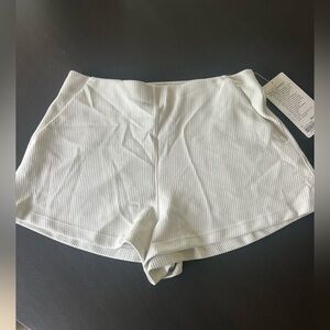 Lululemon Softreme High-Rise Shorts in Bone.  Size 8